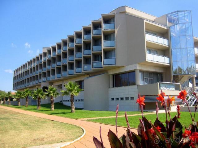 Вид на отель со стороны моря