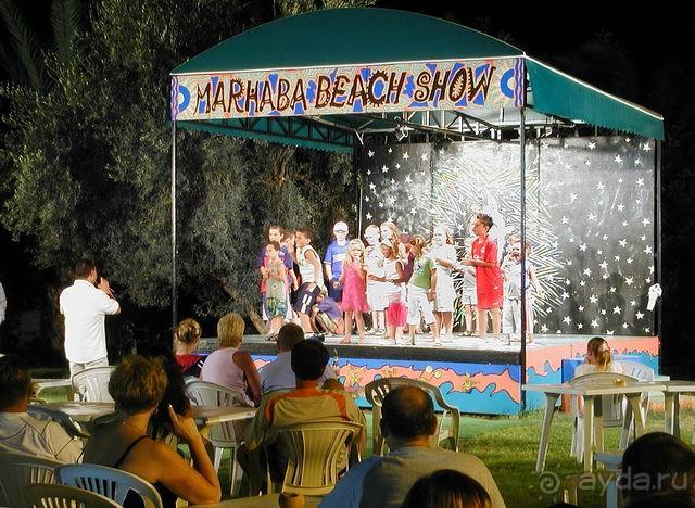 Аниматоры развлекают детей