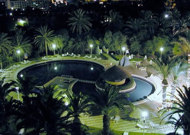 Бассейн в парке