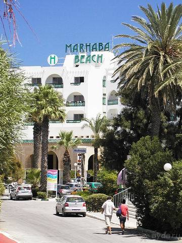 Отель "Мархаба бич" со стороны входа