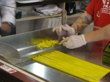 Прага. Магазин "V!VA". Так делают карамель.