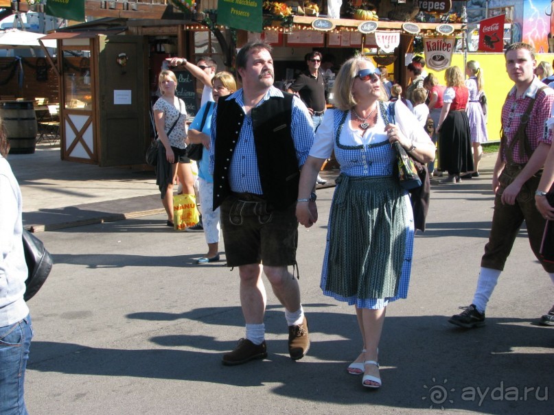 Семейная пара на Октоберфесте.