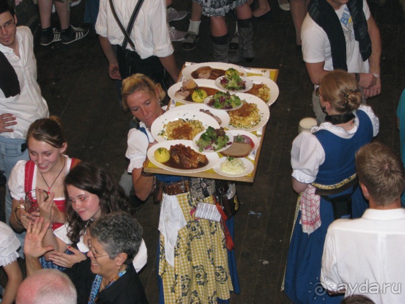 Официантка в шатре Pschorr Bräurosl.