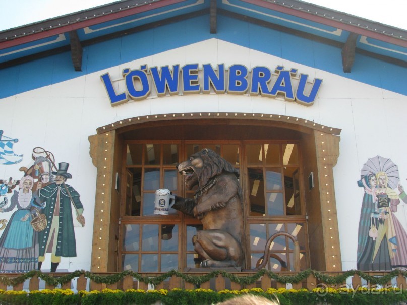 Знаменитый лев шатра Löwenbräu-Festzelt.