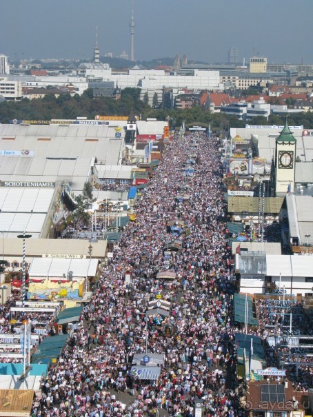 Луг Терезы в дни Октоберфеста.