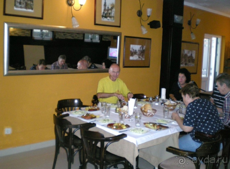 г. Рашка. За завтраком в отеле "Караван"