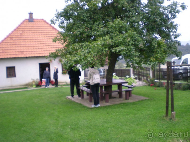 Здесь нас ждал обильно накрытый стол