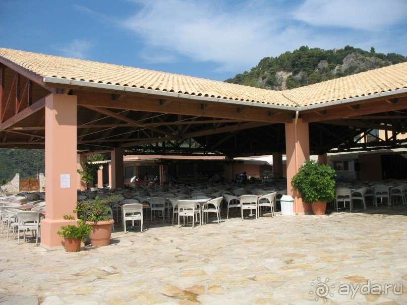 Ресторан на пляже, он же - концертный зал по вечерам.