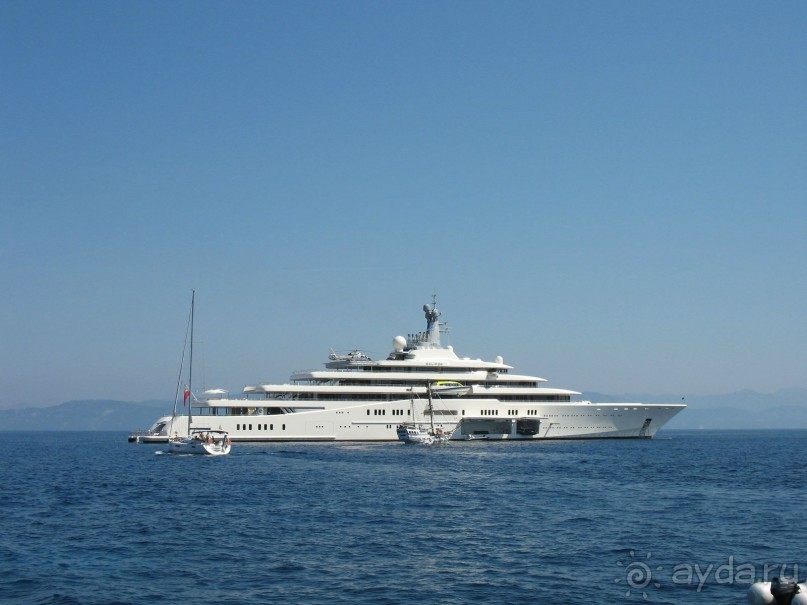 Яхта Абрамовича у острова Антипакси