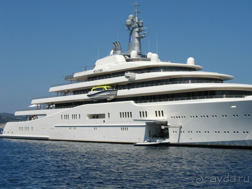 Яхта Абрамовича у острова Антипакси