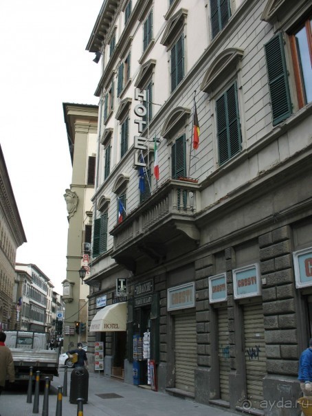 Найди вход в отель :)