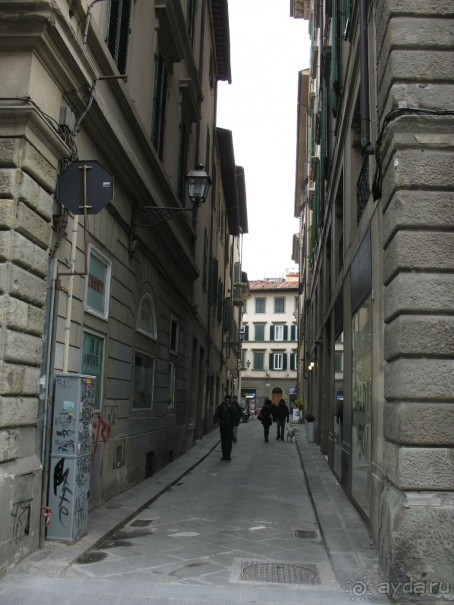 На эту боковую улочку выходили окна номера. Шум улицы спать не мешал.