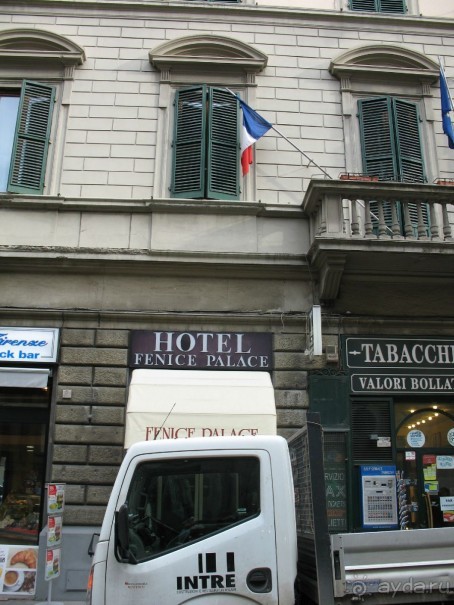 Вход в отель. Только вывеска и дверь. Сразу и не заметишь...