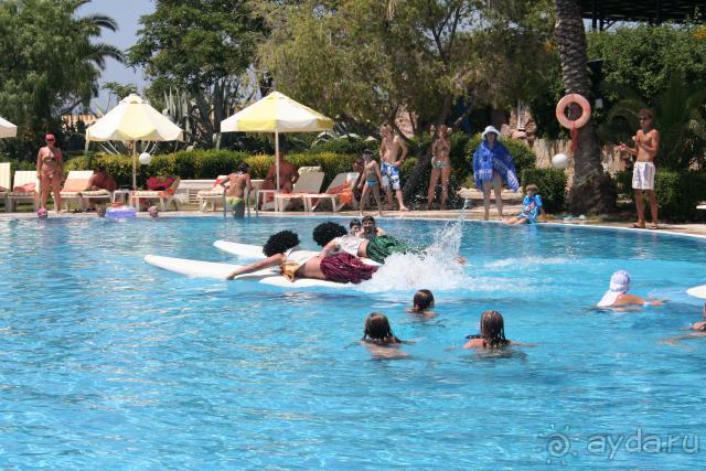 нужно приплыть первым, переодеться и передать эстафету!