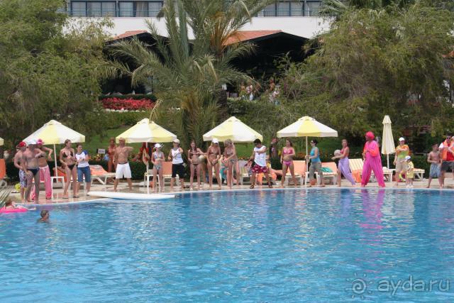 клубный танец у бассейна