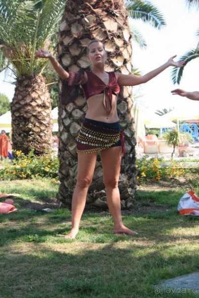 Оксана проводит урок танца живота