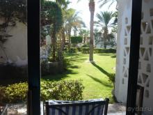 Вид на лужайку перед номером в шале