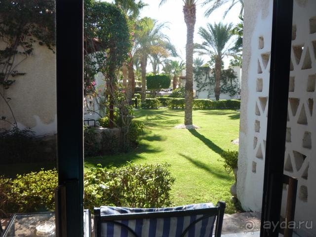 Вид на лужайку перед номером в шале