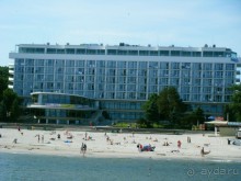 вид на отель с причала(вход на причал платный)