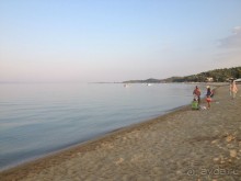 Пляж в Торони, море без волн