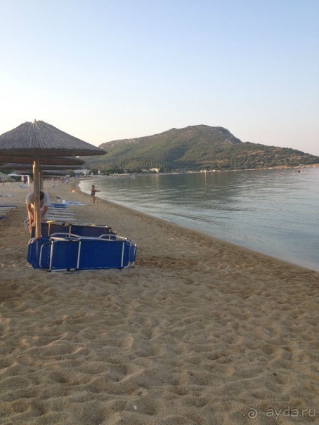 Пляж в Торони. Вода спокойная, почти как стекло