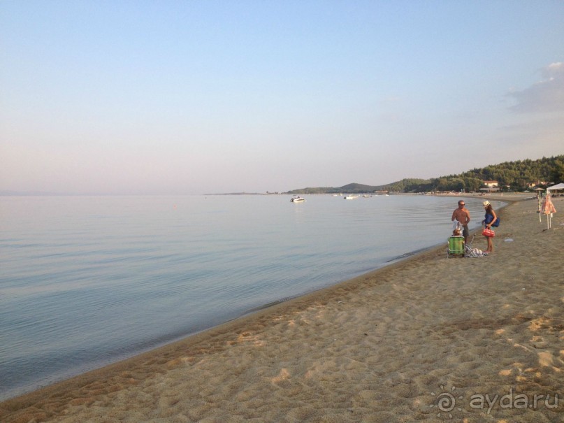 Пляж в Торони, море без волн