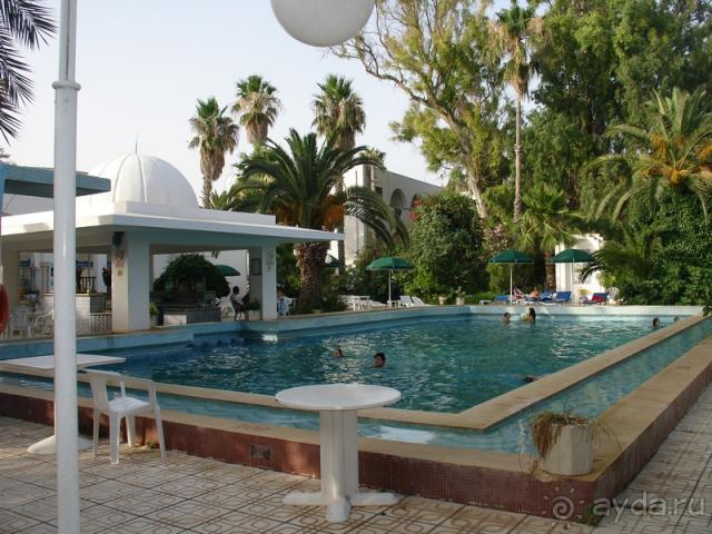 Открытый бассейн возле крытого