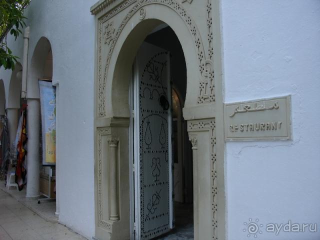 Вход в ресторан и магазинчик