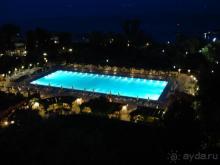 вид ночью с балкона на бассейн и море