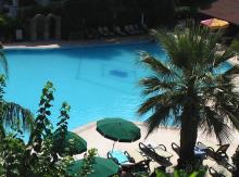 Вид с балкона вниз на бассей