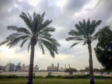 Бахрейн в пол ноги с ребенком