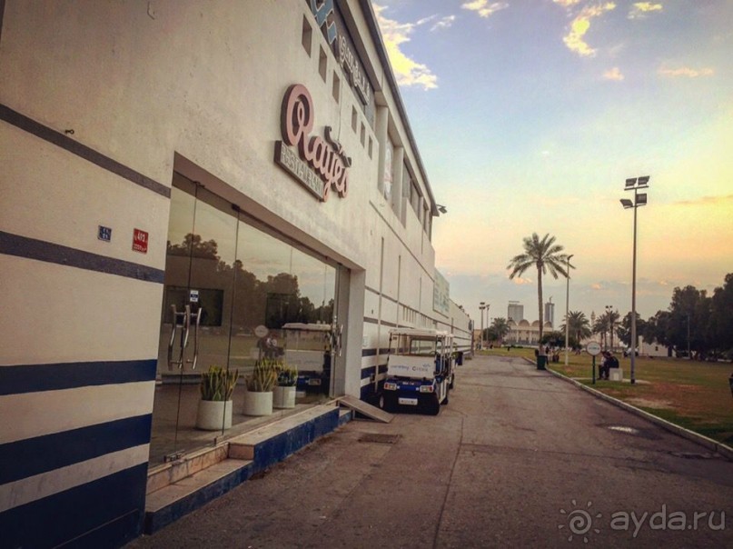 Бахрейн в пол ноги с ребенком