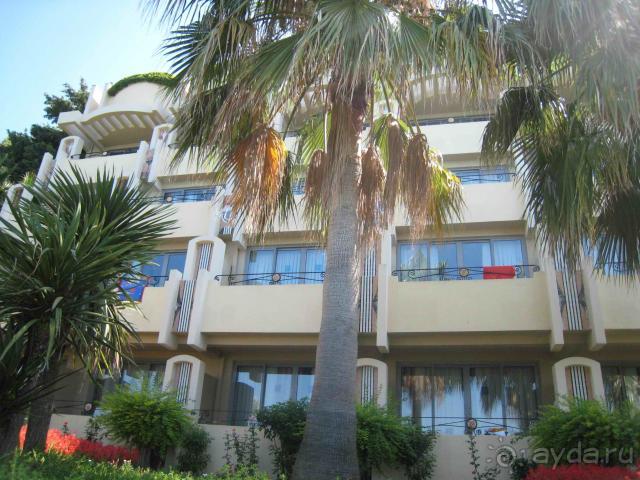 Неплохой отель без моря.