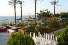 лужайка с лежаками