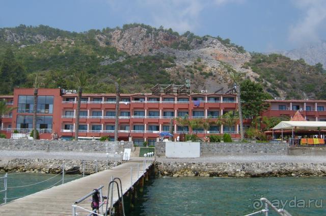 Вид на главный корпус