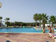 около отеля Сканес Эль Хана