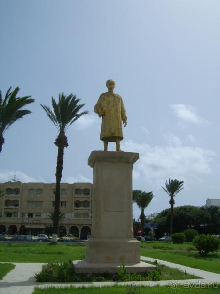 Местный правитель - куда смотрит - туда и магазин Монопри (типа Перекрестка или Пятерочки) недалеко от него ж/д вокзал-метро