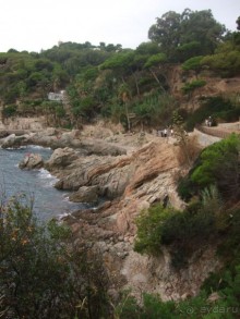 Вид с прогулочной дорожки вдоль скал. Ллорет-де-Мар. Коста Брава.