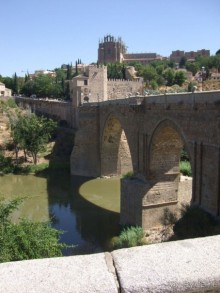 Толедо расположен к юго-западу от Мадрида на реке Тахо и является центром архиепископства. Город включён в Список Всемирного наследия ЮНЕСКО.

