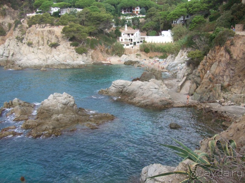 Вид на бухточку с прогулочной дорожки вдоль скал. Ллорет-де-Мар.Коста Брава.