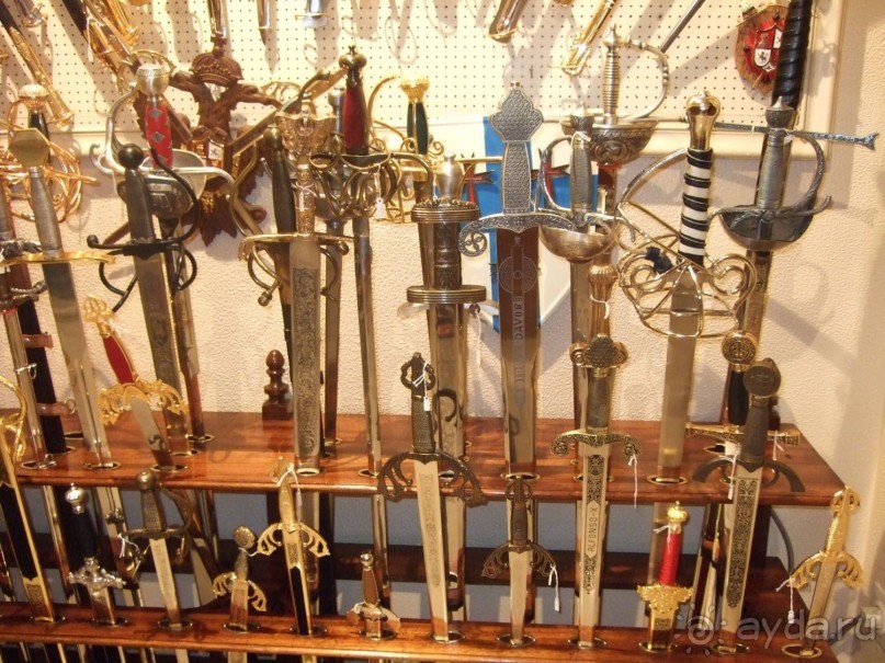 В магазинах можно купить оригинальное сувенирное оружие, которое не запрещено вывозить из Испании. 