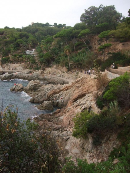 Вид с прогулочной дорожки вдоль скал. Ллорет-де-Мар. Коста Брава.