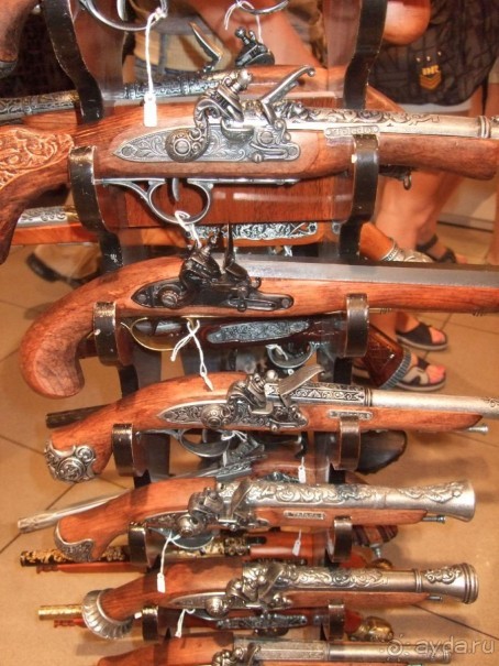 Толедо-город мастеров, оружейников и ремесленников. Слава Толедо - холодное оружие. 