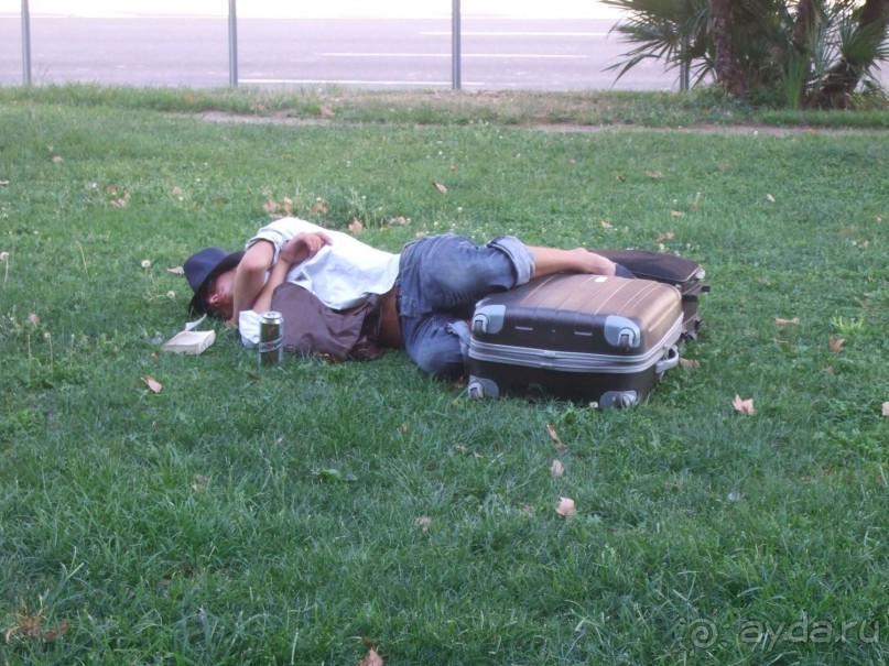 Вот что бывает, когда опаздываешь на экскурсионный автобус:))) Шутка:) Вообще-то, человеку, кажется, совсем неплохо:) 