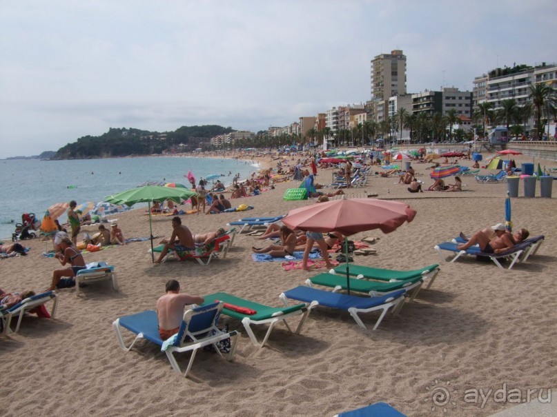 Пляж Ллорет-де-Мар. Население -~ 40 тыс.чел.  Расположен в 75 км к северу от Барселоны. 