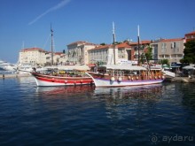 Экскурсионные кораблики на набережной Пореча.