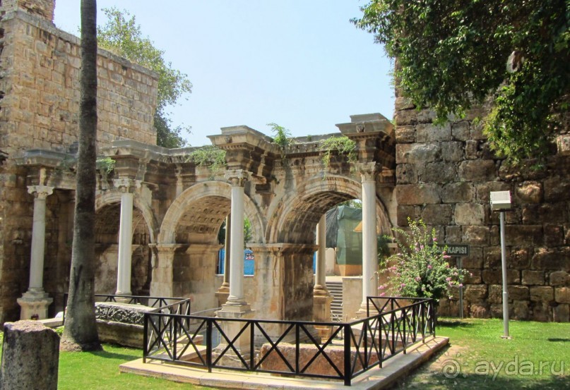 ворота Адриана в Анталии