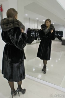 8.Шуба из блэгламы с капюшоном из баргузинского соболя 110 см. 4700-4990 ( в стоимость входит мех соболя примерно 2500 евро, есть варианты с воротником из соболя минус 1000 евро от цены)