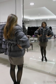 12.Полушубок с капюшоном цвета графит высш. качеств. 65 см. 1600-1900 евро