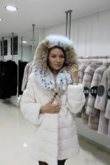 15.Шуба цвета Perl с капюшоном из рыси 82 см. 3000-3300 евро